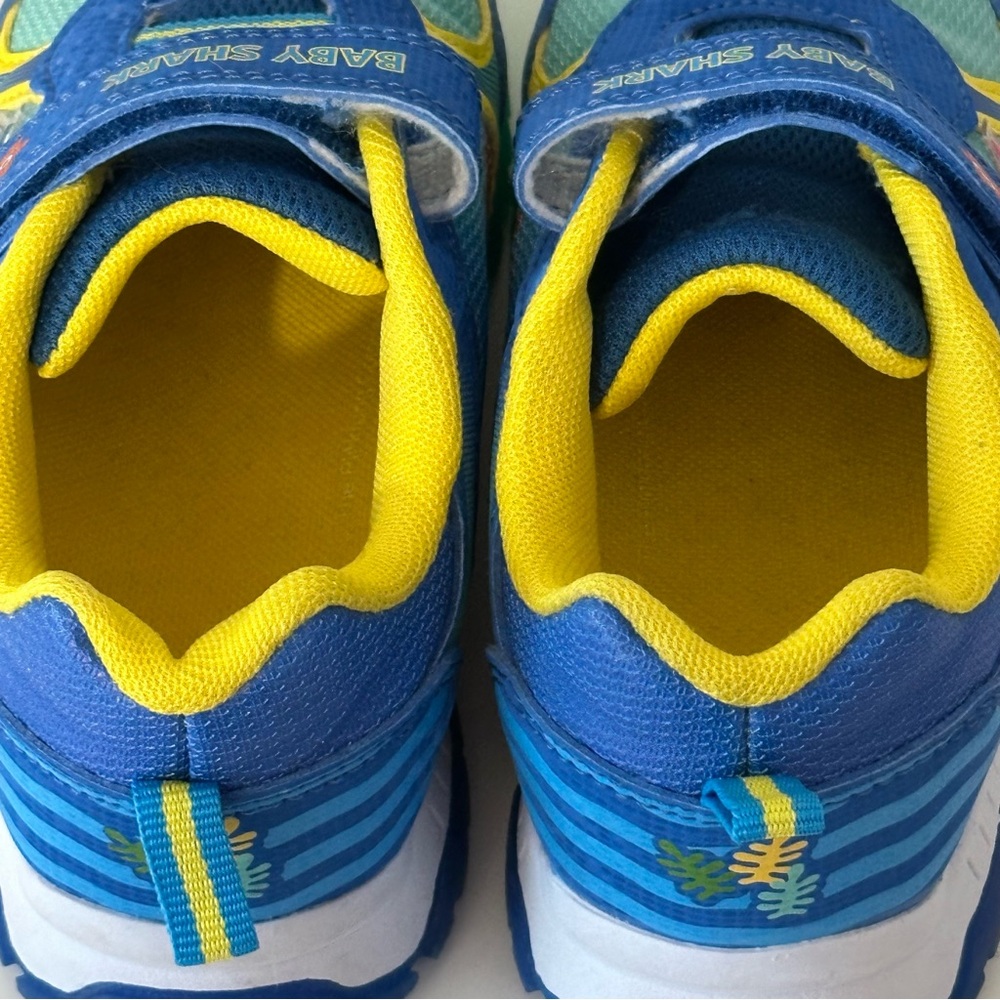 Baby Shark Kids Sneakers - Light Up - Picture 6 of 9